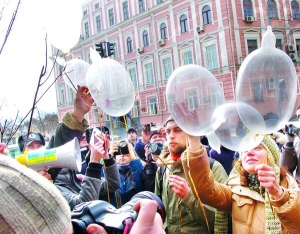 Учасники акції запускають у небо надуті презервативи навпроти Головного управління Міністерства внутрішніх справ у Києві. 29 лютого