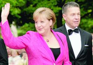 Канцлер Німеччини Анґела Меркель із чоловіком хіміком Йоахімом Зауером живе у шлюбі 11 років. Із першим чоловіком Ульріхом Меркелем розлучилася 1981 року. Зі спільної квартири забрала лише холодильник