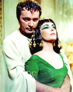 Роман між Елізабет Тейлор і Річардом Бартоном зав'язався на зйомках фільму ”Клеопатра”, у якому обоє грали головні ролі. Вона — єгипетської цариці, він — римського воєначальника Марка Антонія. 1964-го стрічка отримала чотири ”Оскари”