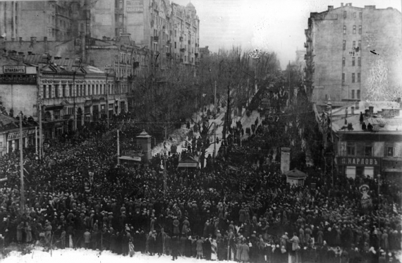 Демонстрація на розі вулиці Хрещатик і Бібіковського (нині - Шевченка) бульвару в Києві. Березень 1917 р. Знято з Бессарабського ринку.