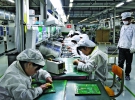 За кожним із конвеєрів Foxconn наглядає супервайзер. Він стежить, щоб працівники не відволікалися й не сповільнювали темпу роботи