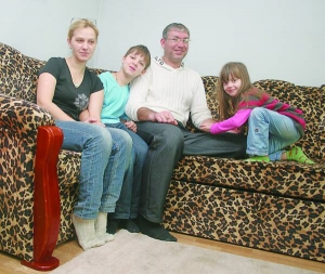 Артем Луцак із дружиною Василісою, сином Богданом і донькою Олесею у вітальні квартири, яку орендує у Львові. Сім’я переїхала з Москви 4 роки тому