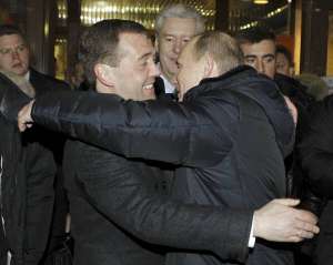 4 березня прем’єр-міністр Володимир Путін обіймає президента Дмитра Медведєва під час мітингу на Манежній площі у Москві. В неділю Путін заявив про свою перемогу на виборах президента Росії. По його обличчю котилися сльози. Пояснив, що плакав через вітер