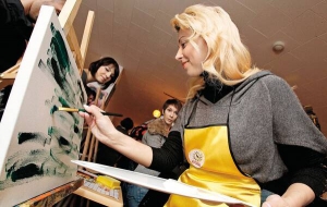 Закінчила Київський університет культури й мистецтв. Працювала співачкою в Художній галереї, піарником. 2007-го записала свою першу пісню "Не метелиця лугом стелиться". Під час сліпого прослуховування на шоу "Голос країни" до неї не повернувся жоден суддя, бо має "народний" тембр голосу. Другий шанс отримала від продюсера проекту Костянтин Меладзе. Розлучена. Виховує 13-річну доньку Уляну