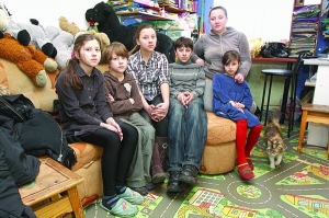 Вівторок, 13.00. У квартирі на столичному проспекті Комарова, 16 сидить родина Буртових. Зліва направо: Єлизавета, Андрій, Дар’я, Артем, Софія та Катерина. Годину тому їх хотіли виселити державні виконавці. Матір — Аллу Буртову забрали у лікарню з гіпертонічним кризом