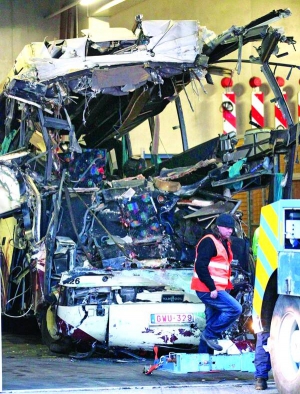 Автобус, що розбився на заході Швейцарії, витягли з тунелю машиною аварійної служби. Через удар об бетонну стіну його передня частина повністю розчавлена. Загинули 28 людей