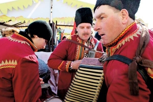 Учасники фольклорних колективів виступають на Ярмарковій площі в місті Канів на Черкащині 9 березня. Тут відбувається святковий концерт &quot;З глибин народних&quot; у рамках заходів присвячених 198 річниці народження поета Тараса Шевченка