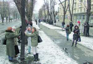 Учасники акції ”Збережемо каштани від сокири” обіймають дерева на бульварі Шевченка у Черкасах. Вони ростуть там з 60-х. Ідею бульвару спланував головний садовод міста у 1826 році на прізвище Сєргєєв. Спочатку висаджував осики, липи, акації. У 1917 році посадили перші каштани