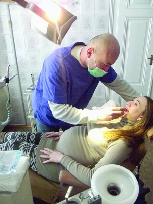 Львівський стоматолог Андрій Буцко оглядає зуби Наталії Сейко. Через біль не могла спати три ночі. Боялася лікувати зуби, бо вагітна