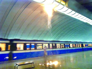 Шматки горілого пластику падають на платформу столичної станції метро Осокорки. Пожежа сталася через коротке замикання у проводці на стелі у середу ввечері