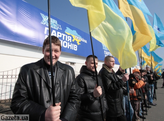 Прихильники Партії регіонів прийшли підтримати своїх