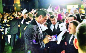 Боксер Володимир Кличко роздає автографи у столичному кінотеатрі ”Батерфляй Ультрамарин” перед прем’єрою фільму ”Кличко”. Фанатів стримують охоронці
