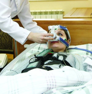 Пацієнтці столичної приватної клініки одягають спеціальну маску, яка під час сну безперервно постачатиме кисень. Так лікують порушення дихання у хропунів