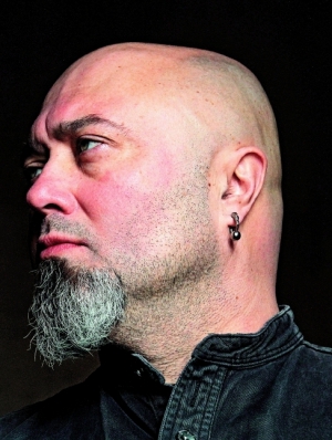 Андрій Середа, 48 років, актор, лідер гурту ”Кому вниз”.  Народився 1 січня, в один день зі Степаном Бандерою, чим дуже пишається.  Закінчив Київський театральний інститут, за фахом ”актор”. Пісенний дебют – пісня на слова Тараса Шевченка ”Суботів”, написана до батькового дня народження 1983-го. 1988-го організував рок-гурт ”Кому вниз” і одружився зі Світланою. Познайомився з нею на рок-концерті. Його називають ”золотим голосом” реклами. Піарив усе – від горілки до пігулок від кашлю. Озвучив близько 20 документальних фільмів. 2004-го був ”голосом” президентської кампанії Віктора Ющенка, 2006-2007 – ”Нашої України”. 2006 в анімаційному фільмі ”Тачки” озвучив машину Шика Гікса, яка брутально збиває інші авто.  У мультсеріалі ”Телепузики” його голосом говорить Бог.