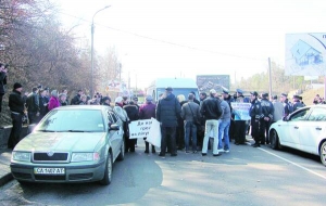 Люди, хворі на ниркову недостатність, стоять перед виїздом на міст через Дніпро в Черкасах 20 березня. Міліціонери намагаються їх відтіснити на узбіччя. Через це по обидва боки дороги утворилися кілометрові затори. Кілька годин тому хворі перекривали центральну вулицю міста — бульвар Шевченка