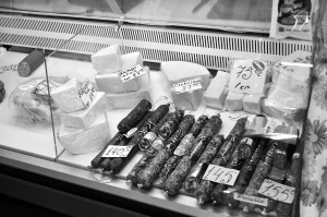 У магазині білоруських товарів на столичній вулиці Підлісній продають шість видів ковбас. Молока немає півтора тижня, його ввезення до України заборонили
