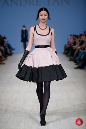 Модель демонстрирует платье из коллекции Андре Тана на украинской неделе моды-2012. Дизайнер предлагает украинкам быть максимально женственными.