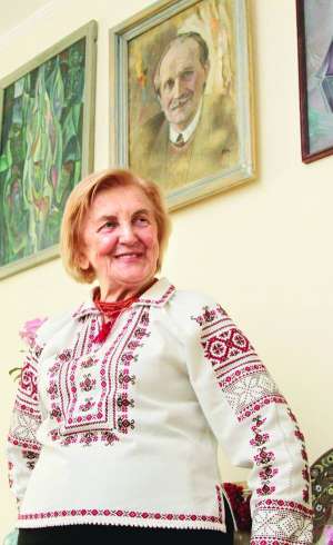 Поетеса Атена Пашко у вітальні власної київської квартири торік 12 жовтня, за два дні після свого 80-річчя. На стіні — портрет її чоловіка політика В’ячеслава Чорновола. Він загинув в автокатастрофі 25 березня 1999 року