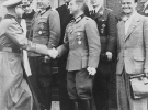 Вернер фон Браун стоит в заднем ряду в гражданской одежде