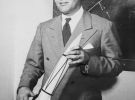 Вернер фон Браун держит в руках модель Фау-2