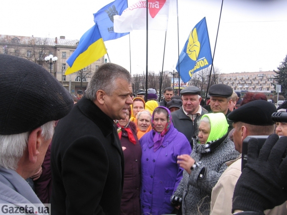 Заместитель губернатора Черкасщины Алексей Головко разговаривает с протестующими