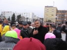 Заместитель губернатора Черкасщины Алексей Головко разговаривает с протестующими