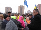Заступник губернатора Черкащини Олексій Головко розмовляє з протестувальниками