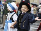 Діти в національних баварських костюмах беруть участь у параді на Октоберфест у Мюнхені