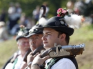 60 стрільців у баварських костюмах беруть участь у змаганнях останнього дня Октоберфесту