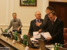 Раїса Богатирьова, Анатолій Близнюк, Владислав Каськів і Олександр Лавринович готуються до засідання