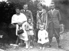 Луція і Стефан Банахи із сином Стефаном-молодшим (троє ліворуч) з друзями в Марселі, 1925 рік. Після Другої світової війни дружина та син математика виїхали до Польщі