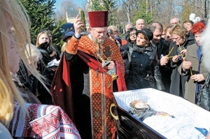 Священик відспівує 23 березня на столичному Байковому кладовищі поетесу Атену Пашко. Чоловіка В'ячеслава Чорновола вона пережила на 13 років