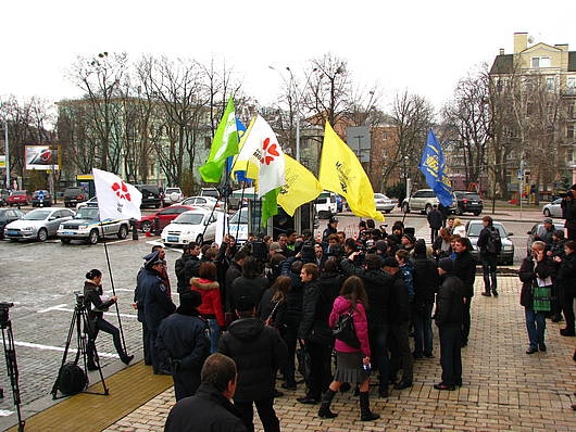 Молоді активісти зібрались на акцію в рамках кампанії &quot;ВСТАВАЙ!&quot; 