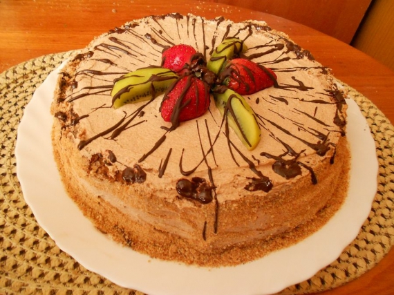 Готовый торт украшают свежей клубникой и киви