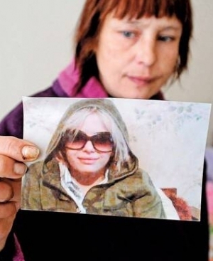 Татьяна Суровицька держит фото своей дочери - Оксаны Макар. Девушка умерла 29 марта в 7:30 утра.