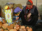 Неля Супруненко продає в Києві у переходах метро глиняний посуд, який робить її батько