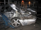 Mercedes понесло боком, он врезался в припаркованный Renault и дальше снес ограждение и вылетел на тротуар
