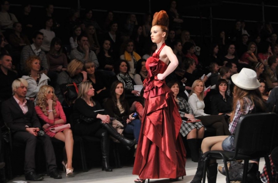 Розпочався показ із виходу моделі в червоній сукні та із зачіскою у вигляді серця. Вона символізувала червову даму.