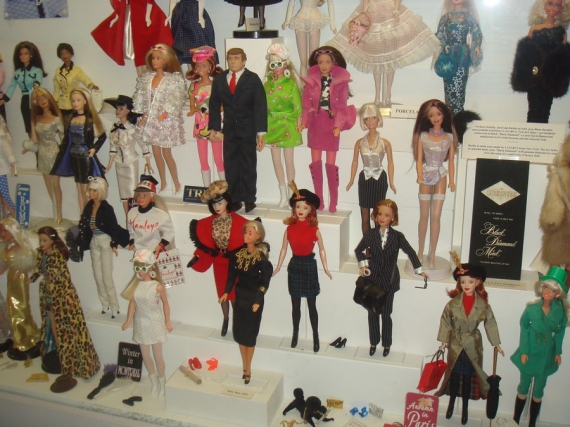 В Музее есть куклы, модели платьев которых придумали известные кутюрье: Версачи, Диор, Готье