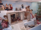 В Музее можно увидеть кукольные домики со всей утварью от крохотной ложечки до мебели и ванных комнат