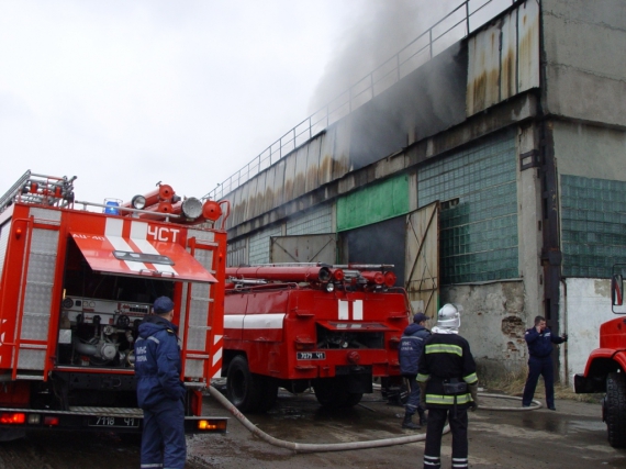 6 пожарных автомобилей и десятки спасателей тушили огонь
