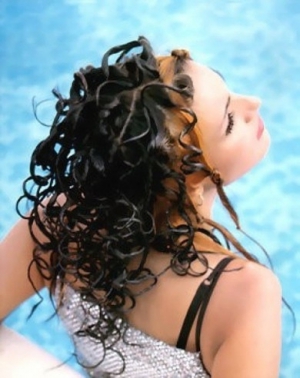 Ефекту мокрого волосся легко досягти в домашніх умовах. На мокре волосся наносять пінку для волосся і висушують без фену