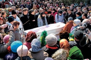 Попрощатися з Оксаною Макар 31 березня на кладовище в селі Шевченково на Миколаївщині прийшло близько 400 людей. Її поховали поряд із меморіалом загиблим воїнам під час Другої світової війни