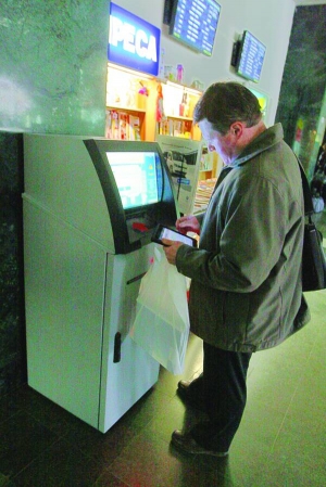 Киянин Валерій намагається роздрукувати квиток на Центральному вокзалі столиці. Екран терміналу показує повідомлення ”збій системи”