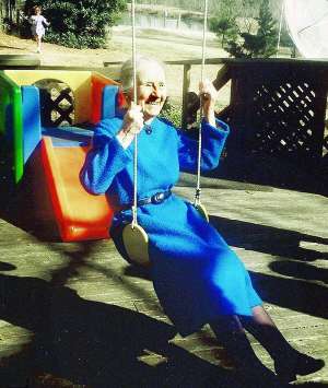 Американка Лейла Денмарк катається на гойдалці 1 лютого під час святкування свого 114-річчя