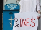 Активисты считают, что церковники должны платить налоги за предоставление ритуальных услуг.
