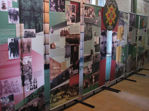 На выставке представлены малоизвестные архивные фотографии из жизни проводников и архивные данные. Первый стенд посвящен Степану Бандере
