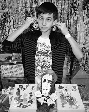 Олексій Поліщук виготовляє жіночі прикраси із полімерної глини та паперові фігурки оригамі. Продає через інтернет та у сувенірному бутику універсаму ”Київський” у Вінниці