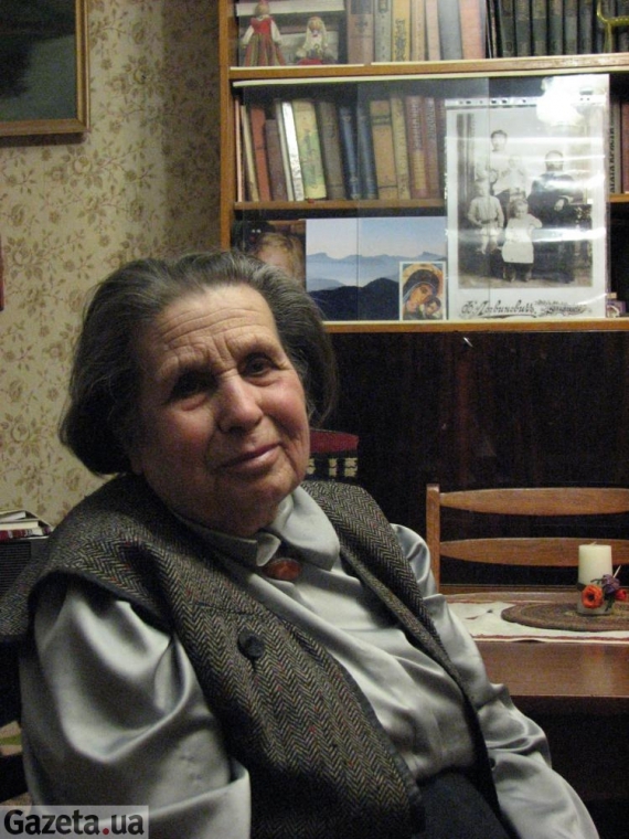 "Мне повезло, что моя мама считала все происходящее сумасшедшим недоразумением. Она отказалась менять фамилию отца, осталась Грушевской. Была убеждена, что все пройдет. А мне сказала: "Просто знай, что то, что тебе говорят, - не правда. Знай, что Михаил Сергеевич - великий историк мирового уровня ".