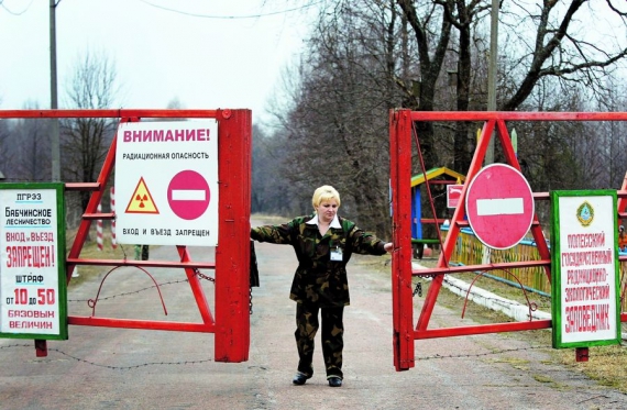 Охоронець відчиняє ворота на білоруському контрольно­пропускному пункті ”Майдан” перед в’їздом у 30­кілометрову зону